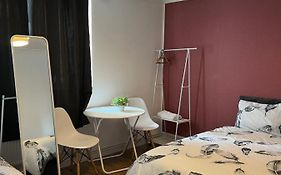 Private Room With Two Beds Near Central London