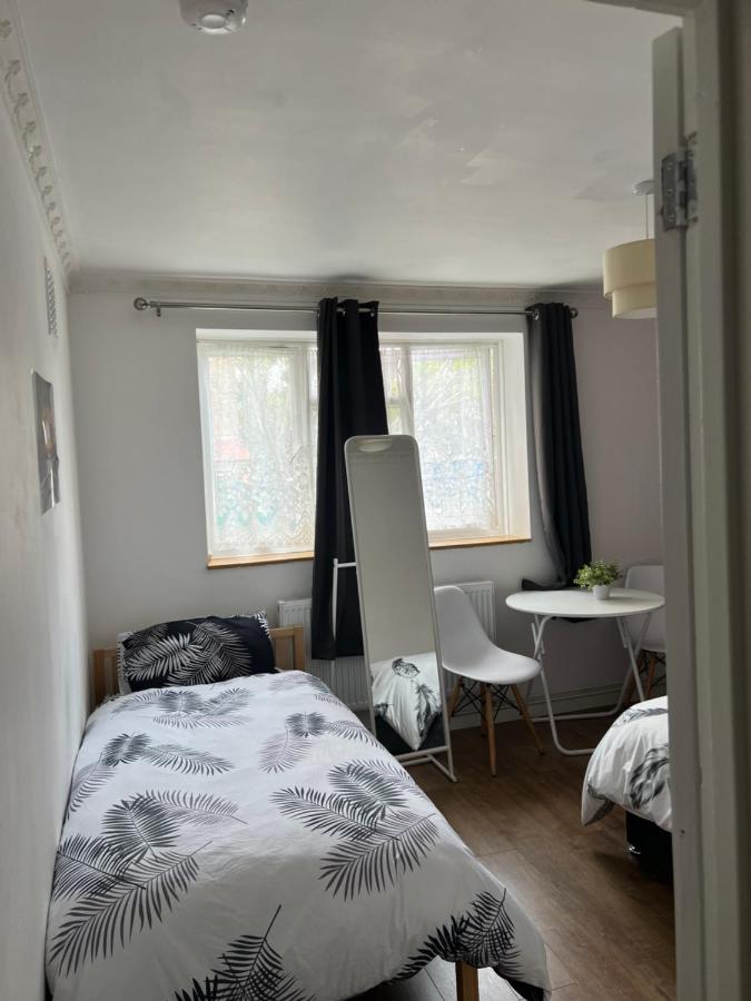 Private Room With Two Beds Near Central Londres Exterior foto